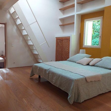 maison au coeur de Fontaine de Vaucluse, nichée sur le rocher et surplombant la sorgue Esterno foto