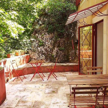 maison au coeur de Fontaine de Vaucluse, nichée sur le rocher et surplombant la sorgue Esterno foto