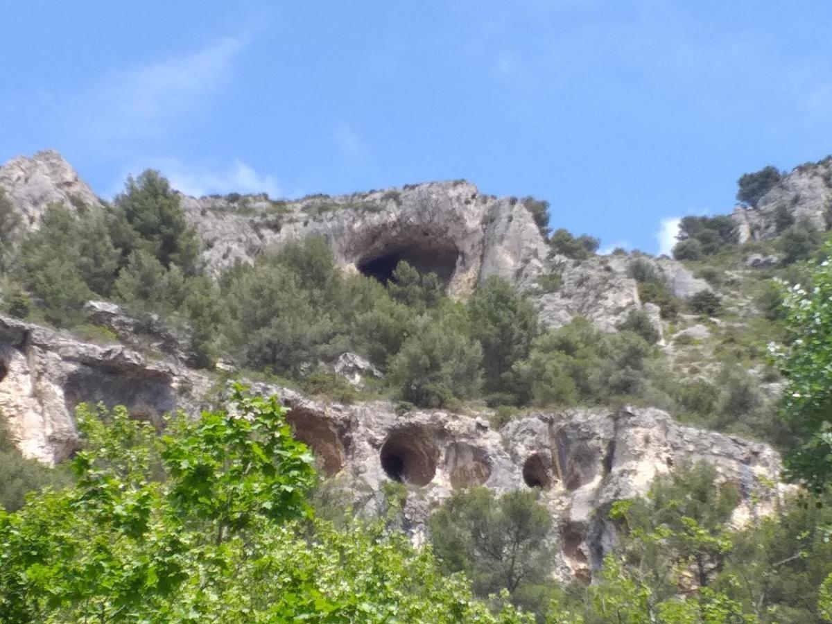 maison au coeur de Fontaine de Vaucluse, nichée sur le rocher et surplombant la sorgue Esterno foto
