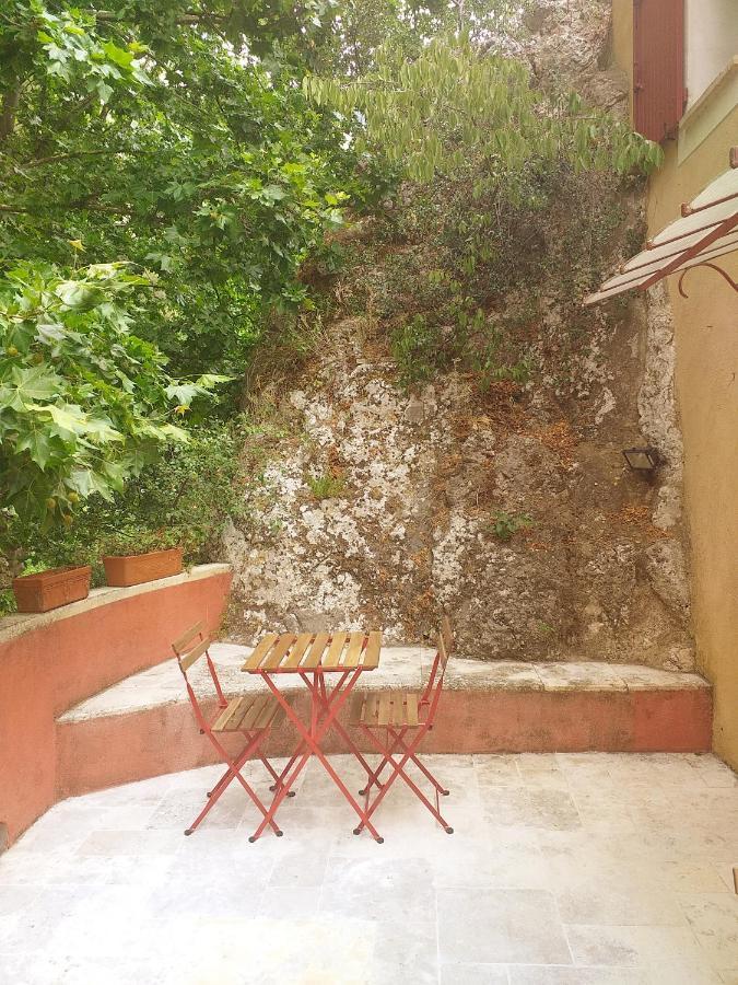 maison au coeur de Fontaine de Vaucluse, nichée sur le rocher et surplombant la sorgue Esterno foto