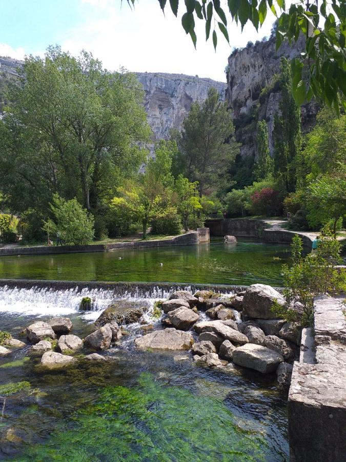 maison au coeur de Fontaine de Vaucluse, nichée sur le rocher et surplombant la sorgue Esterno foto