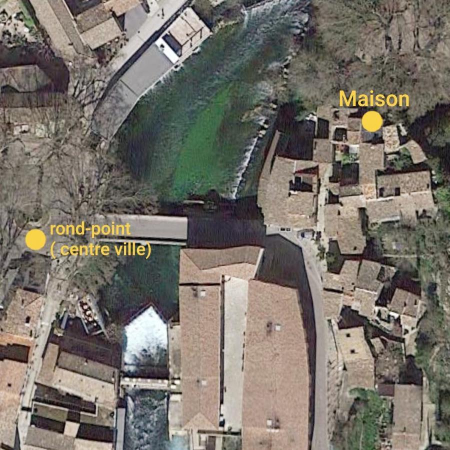 maison au coeur de Fontaine de Vaucluse, nichée sur le rocher et surplombant la sorgue Esterno foto