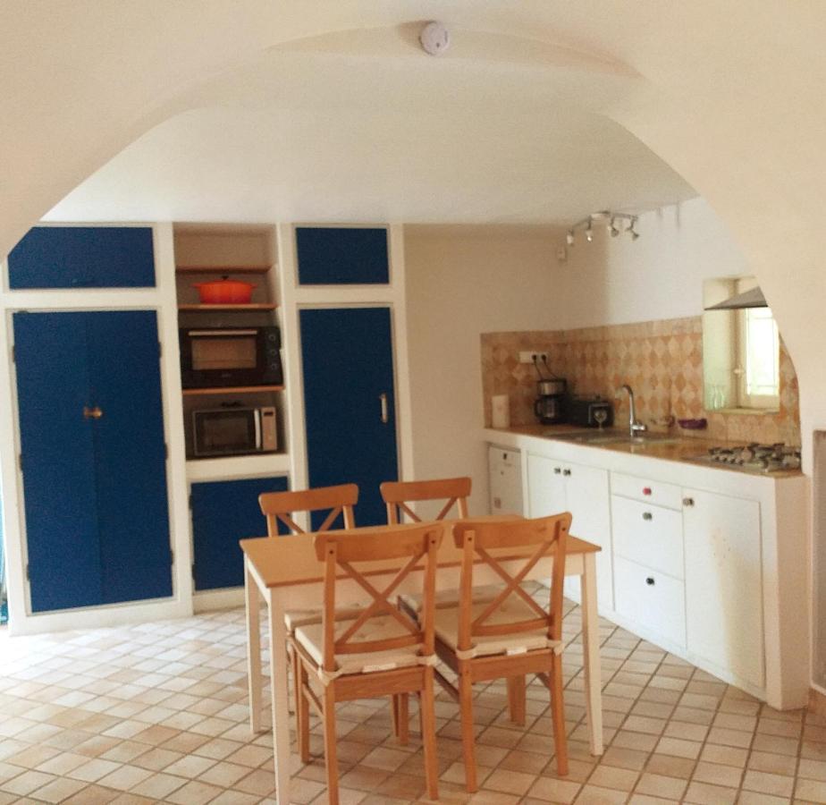 maison au coeur de Fontaine de Vaucluse, nichée sur le rocher et surplombant la sorgue Esterno foto