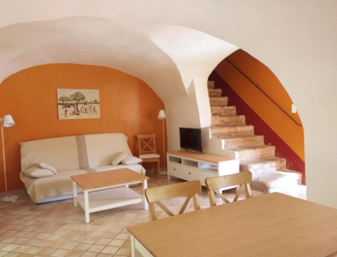 maison au coeur de Fontaine de Vaucluse, nichée sur le rocher et surplombant la sorgue Esterno foto