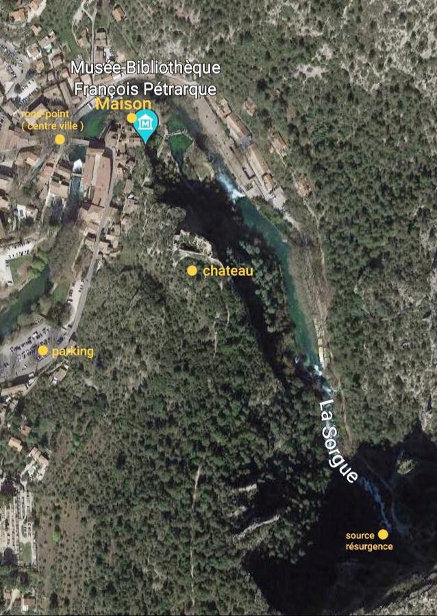 maison au coeur de Fontaine de Vaucluse, nichée sur le rocher et surplombant la sorgue Esterno foto