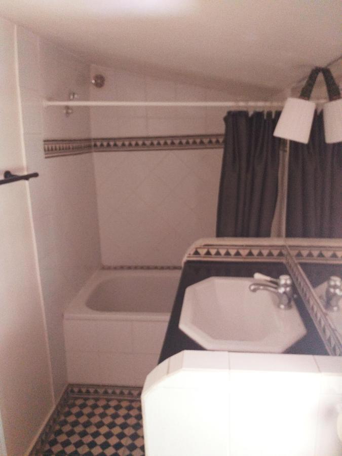 maison au coeur de Fontaine de Vaucluse, nichée sur le rocher et surplombant la sorgue Esterno foto