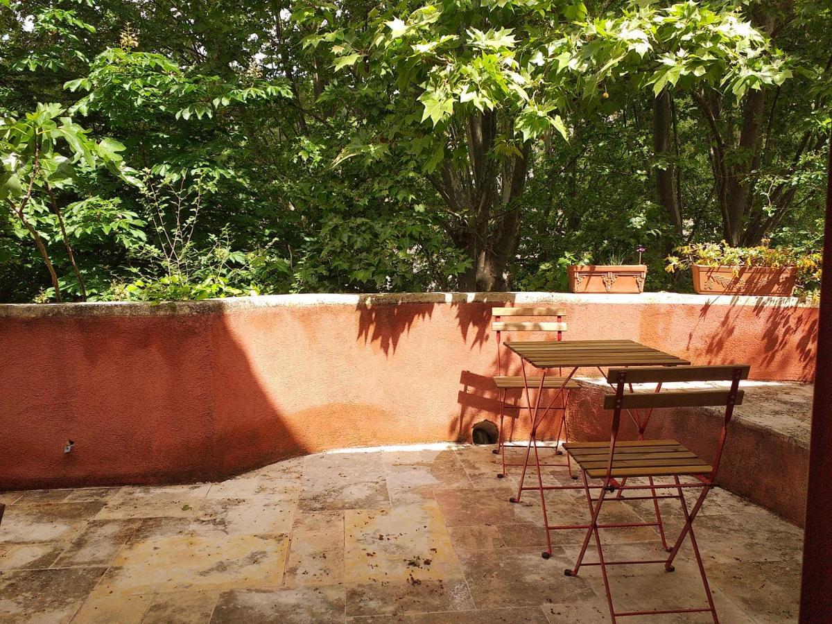 maison au coeur de Fontaine de Vaucluse, nichée sur le rocher et surplombant la sorgue Esterno foto