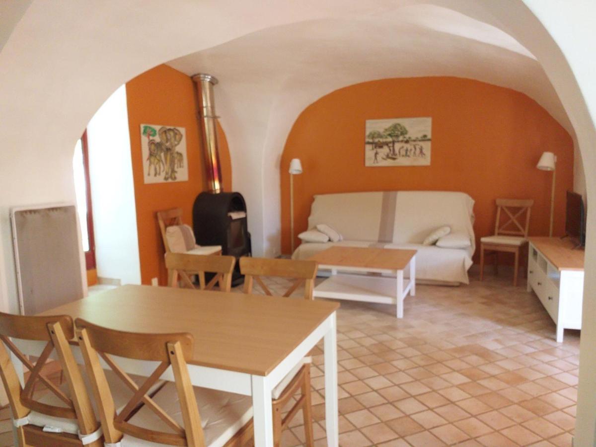 maison au coeur de Fontaine de Vaucluse, nichée sur le rocher et surplombant la sorgue Esterno foto