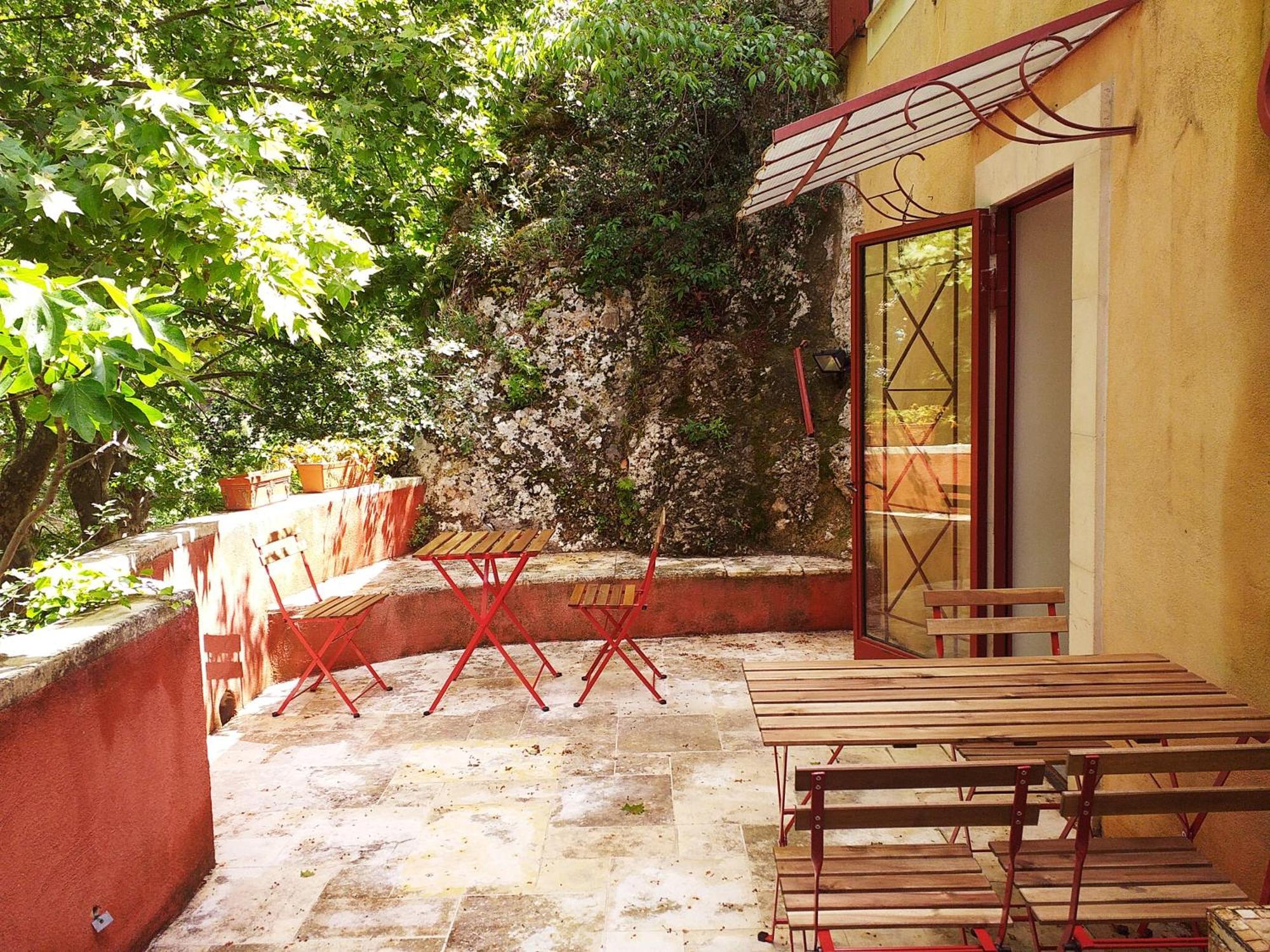maison au coeur de Fontaine de Vaucluse, nichée sur le rocher et surplombant la sorgue Esterno foto